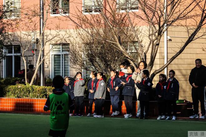 足球比赛球员出场顺序_足球队员出场仪式_足球场全员出场规则