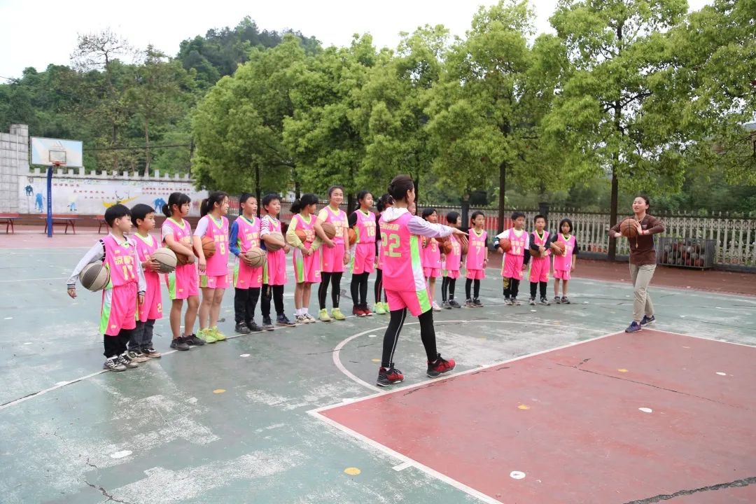 小学女打篮球规则_小学女生篮球比赛战术_篮球规则小学生