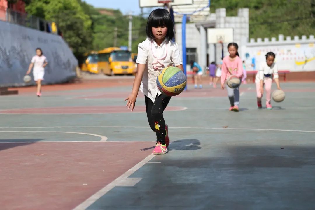 篮球规则小学生_小学女生篮球比赛战术_小学女打篮球规则