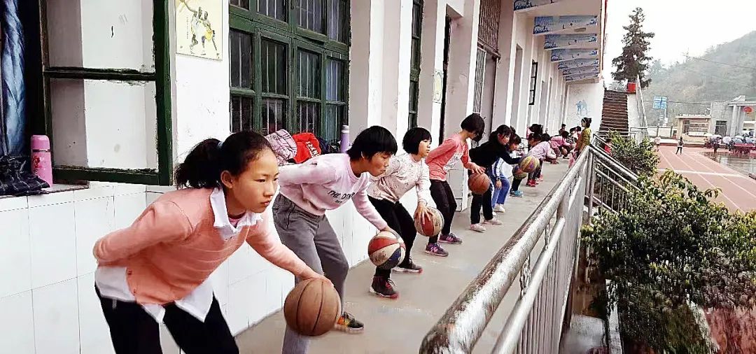 篮球规则小学生_小学女打篮球规则_小学女生篮球比赛战术