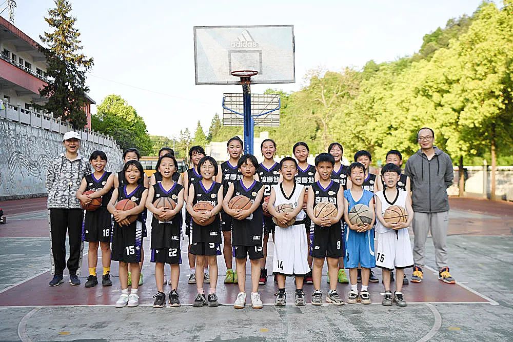 小学女打篮球规则_篮球规则小学生_小学女生篮球比赛战术