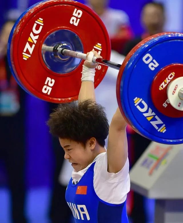 2021奥运会举重冠军侯志慧_奥运会女生举重冠军侯志慧_奥运举重冠军女生会侯志慧视频