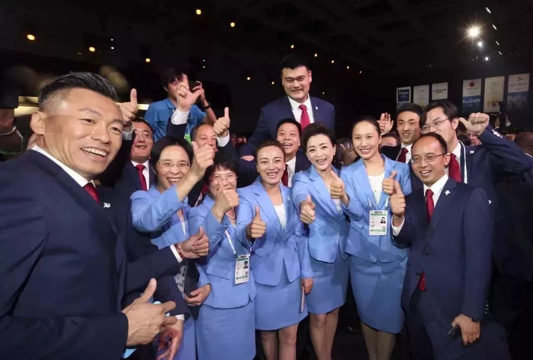 举重冠军得是什么奖项_举重冠军来自哪里_4届举重终得冠军是谁啊