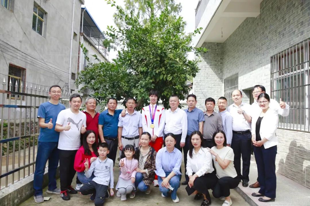 亚运会游泳冠军妈妈是谁_亚运会游泳冠军女子_游泳冠军女孩